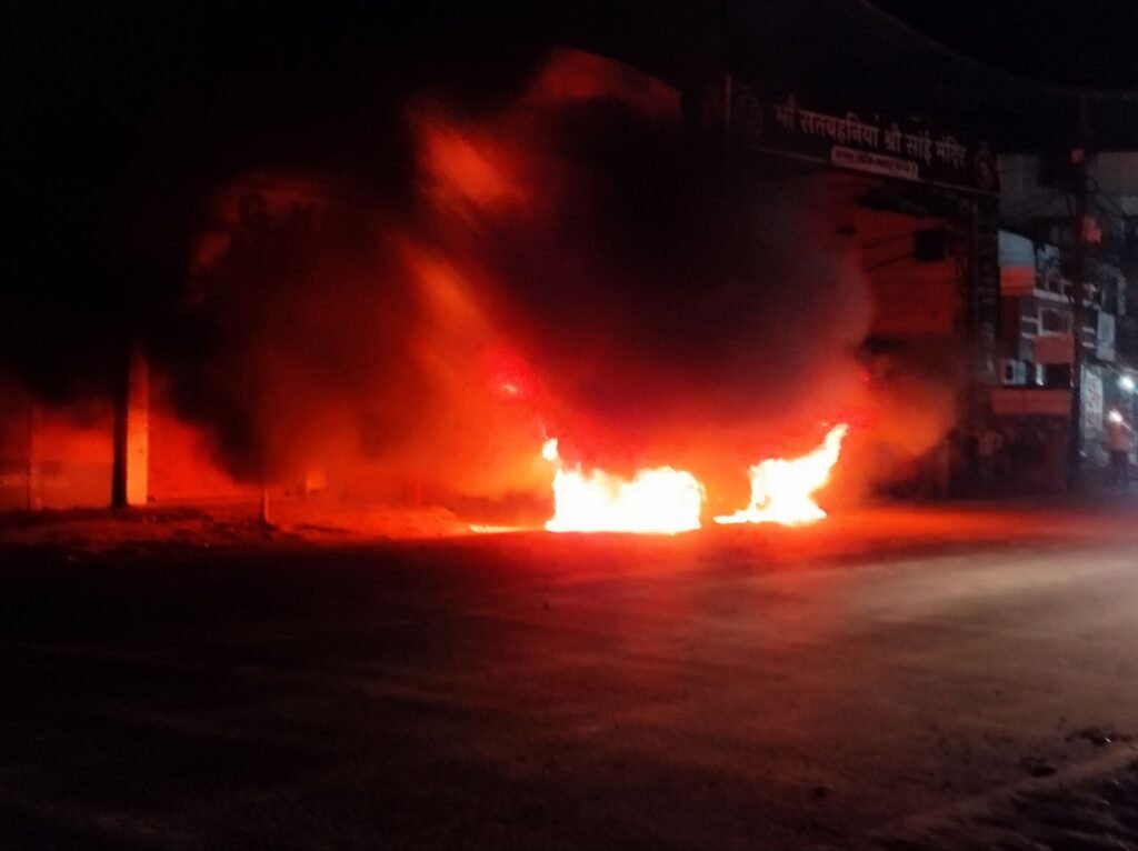 Raipur Breaking : लाखेनगर में कार में लगी भीषण आग, मचा हड़कंप, मौके पर दमकल की गाड़ी पहुंची 2 LIvekhabhar | Chhattisgarh News