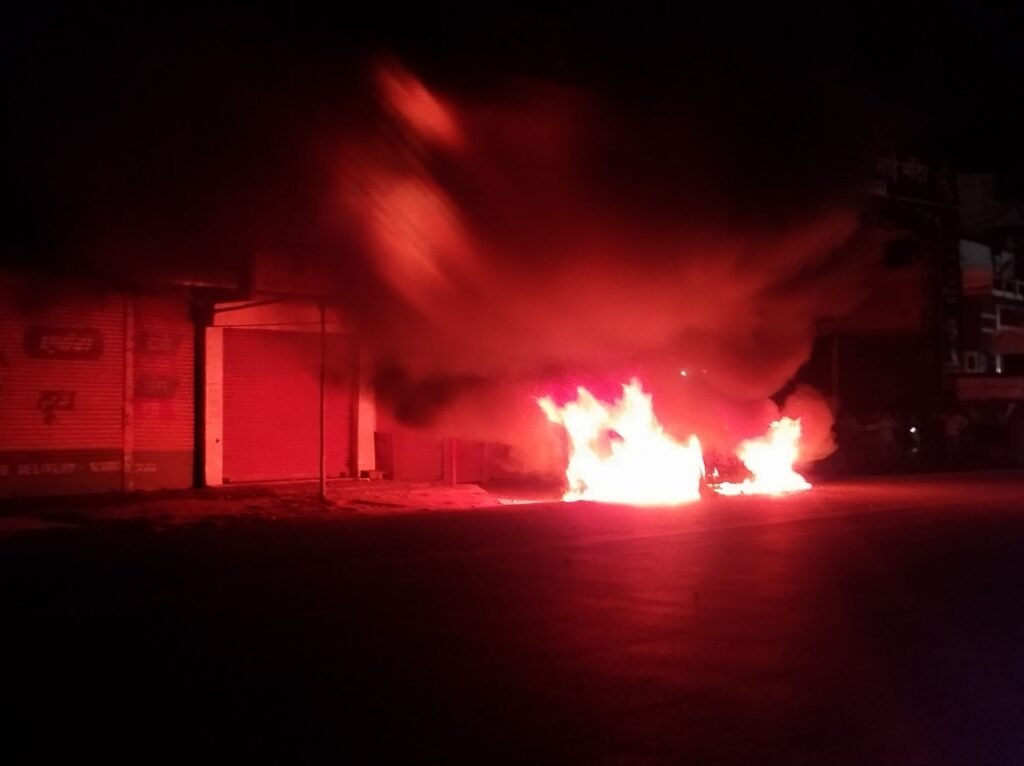 Raipur Breaking : लाखेनगर में कार में लगी भीषण आग, मचा हड़कंप, मौके पर दमकल की गाड़ी पहुंची 3 LIvekhabhar | Chhattisgarh News