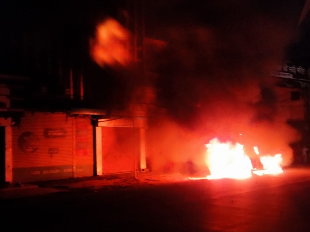 Raipur Breaking : लाखेनगर में कार में लगी भीषण आग, मचा हड़कंप, मौके पर दमकल की गाड़ी पहुंची 4 LIvekhabhar | Chhattisgarh News