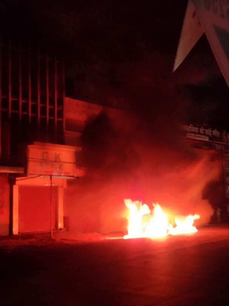 Raipur Breaking : लाखेनगर में कार में लगी भीषण आग, मचा हड़कंप, मौके पर दमकल की गाड़ी पहुंची 1 LIvekhabhar | Chhattisgarh News