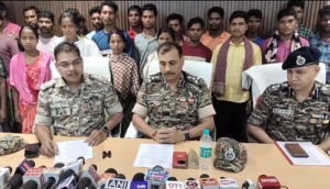 लोन वर्राटू अभियान के तहत मिली बड़ी सफलता, 30 माओवादियों ने डीआईजी-एसपी के समक्ष किया समर्पण, 9 नक्सलियों पर था 39 लाख का ईनाम… 1 LIvekhabhar | Chhattisgarh News