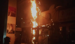 Big Breaking : तेलीबांधा स्थित बिजली के खंभे में लगी आग, ले रहा विकराल रूप, मचा हड़कंप 1 LIvekhabhar | Chhattisgarh News