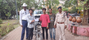 SSP रायपुर का स्टण्टबाजी करने वाले वाहन चालकों के विरुद्ध सख्त कार्यवाही के निर्देश, बाइक में तीन सवारी चलाने वाले का काटा गया चालान 1 LIvekhabhar | Chhattisgarh News