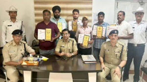 सड़क दुर्घटना में घायलों की मदद करने वाले लोगों का एसएसपी संतोष सिंह ने किया सम्मान, सौपा गुड सेमेरिटंस का प्रमाणपत्र 1 LIvekhabhar | Chhattisgarh News