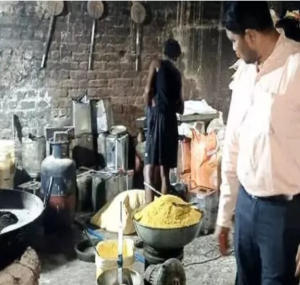 CG News : रक्षाबंधन से पहले खाद्य एवं औषधि प्रशासन विभाग की बड़ी कार्रवाई, अवैध मिठाई कारखाने में मारा छापा, 67 हजार की मिठाई जब्त 1 LIvekhabhar | Chhattisgarh News