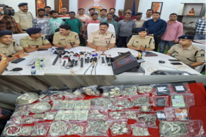 पुलिस को मिली बड़ी सफलता, ज्वेलर्स दुकान को निशाना बनाने वाला अंतरराज्यीय चोर गिरोह गिरफ्तार, एक टैटू ने बिगड़ा चोरों का खेल 1 LIvekhabhar | Chhattisgarh News