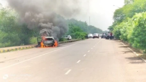 Big Breaking : चलती कार में लगी भीषण आग, कार सवार युवक ने कूदकर बचाई जान 2 LIvekhabhar | Chhattisgarh News