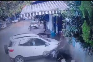 स्कूटी को टक्कर मारी, फिर कैफे में जा घुसी तेज रफ्तार कार, देखें घटना का Video 1 LIvekhabhar | Chhattisgarh News