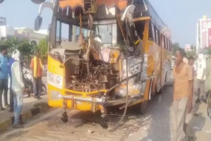 पुलिस जवानों की बस हुई हादसे का शिकार, ट्रक से टक्कर के बाद उड़े बस के परखच्चे, 16 जवान घायल 1 LIvekhabhar | Chhattisgarh News