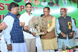 CM साय ने भारतीय टी-20 टीम के कप्तान सूर्य कुमार यादव का किया सम्मान, कहा - सूर्य जैसे खिलाड़ी युवाओं के लिए प्रेरणा स्रोत हैं 1 LIvekhabhar | Chhattisgarh News