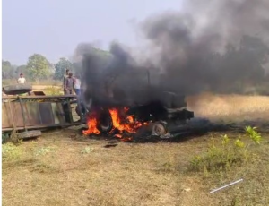 धान मिंजाई के दौरान ट्रेक्टर में लगी भीषण आग, ड्राइवर ने कूदकर बचाई जान 1 LIvekhabhar | Chhattisgarh News