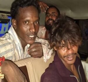 ट्रिपल मर्डर केस: पुलिस की गाड़ी में ‘विक्ट्री पोज’ देते आरोपी, हत्या में इस्तेमाल खंजर बरामद – ढाबे में मारपीट का वीडियो भी आया सामने 1 LIvekhabhar | Chhattisgarh News